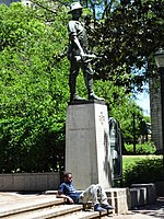 Мужчина стоит у статуи - Бирмингем - Алабама - США (33575770054) .jpg