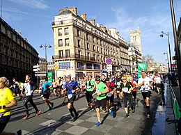 Description de l'image Marathon de Paris 2018 - Coureurs au km 4 (2).jpg.