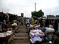 Ein altes Eisenbahngleis als Marktfläche, Kumasi, Mai 2008, 003
