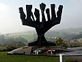 Menora-Mahnmal Israels mit Ehrenkränzen, Gedenkstätte KZ Mauthausen, 21. Oktober 2004