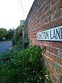 Moreton Lane の街路標識