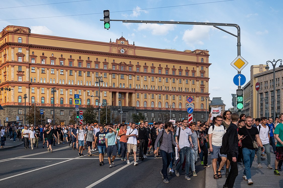 Проходя перед зданием ФСБ, люди скандировали «ФСБ — позор России!».