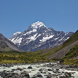 Aoraki/Cook Dağı'nın Hooker Vadisi'nden görünümü. Dağ, 3754 metre yüksekliği ile Yeni Zelanda'nın en yüksek noktasıdır. İngilizce ismi olan Mt. Cook kaşif James Cook'tan gelmektedir. Yerli dilindeki ismi Aorangi ise gökdelen demektir. Günümüzde, ortak isim olarak Aoraki/Cook Dağı (Aoraki/Mt. Cook) kullanılmaktadır (2012). (Üreten:Jörg Hempel)