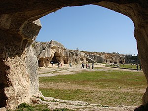 Visuale del terrazzo Temenite dall'interno di una delle sue cavità