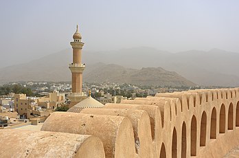 Minarete da Mesquita de Sexta-Feira visto da fortaleza de Nizwa em Omã. (definição 5 441 × 3 594)