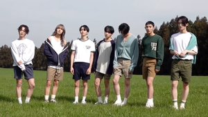 OnlyOneOf pada Produced by [Myself] photoshoot Dari kiri ke kanan: KB, Junji, Nine, Rie, Love (mantan), Mill, dan Yoojung.