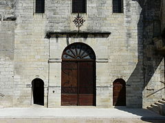 Detalle del modesto portal de entrada