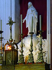 Statue de la Vierge, au-dessus du maître-autel.