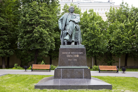 Памятник А. Н. Толстому в Москве