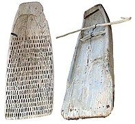 Примитивна ("Орвелова") дрвена дрљача са радним телима од камена (лево: одоздо, десно: одозго).