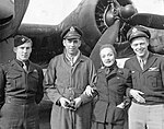 Marlene Dietrich avec les hommes du 401st Bomb Group sur la base de la 8th Air Force à Birmingham, Angleterre, le 29 septembre 1944.