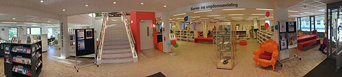 I første etasje er det avdling for tidskrifter og barne- og ungdomsbøker. Foto: Fortegna panoramafoto 2017