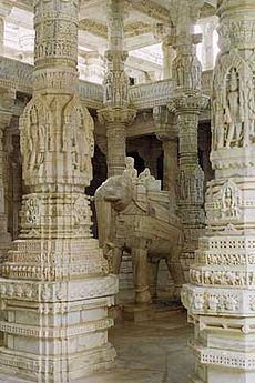 Estatua de elefante en el interior del templo de Ranakpur