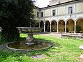 La fontaine au centre du cloitre