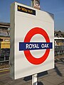 Roundel sulla piattaforma della stazione.