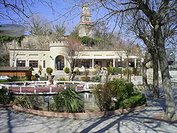 Parco di Trikala. Sullo sfondo la torre della fortezza di epoca bizantina.