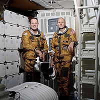اعضای گروه فضانوردی لائوسما و فیلرتون همراه با ماکتی از شاتل فضایی در دسترس