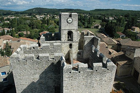 Les créneaux de l'église fortifiée vus du donjon.
