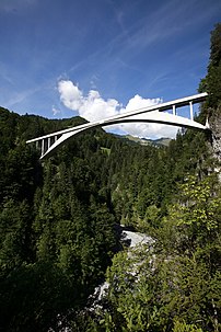 Le pont de Salginatobel, pont construit en 1930 en béton armé dans le canton des Grisons (Suisse). (définition réelle 2 912 × 4 368)