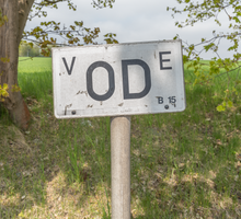 Das Foto zeigt ein OD-Zeichen mit dem Text „V OD E B15“