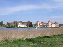 Blick über den See auf Schloss und Theater