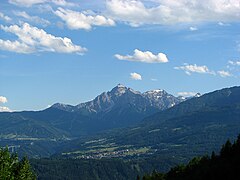 Die Serles von Innsbruck, links am Bergfuß Schönberg und Europabrücke (mittig Mutters)