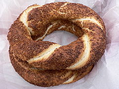 Susamlarla kaplı bir simit.