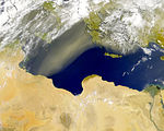 Satellitbild där siroccon syns som ett sandmoln från Libyen mot Grekland