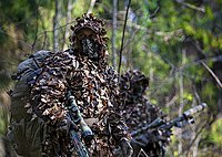 Soldados com um Traje Ghillie