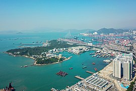 Stonecutters Island (v. l.), Stonecutters Bridge und Tsing Yi (hinten), 2018