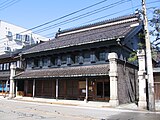 土蔵造りの家屋と煉瓦製の袖壁（重要文化財「菅野家住宅」・高岡市山町筋）