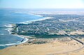 Swakopmund mit Jetty, Swakopbrücke und Pfeiler der alten Bahnstrecke (2017)