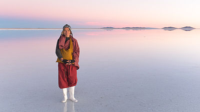 Seorang biksu Taiwan di Salar de Uyuni selama musim dingin.