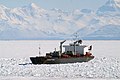 Americký tanker USNS Lawrence H. Gianella (třída Champion) zásobuje polární stanici McMurdo