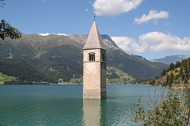 Clocher de l'église d'Alt-Graun dans le lac de Resia.