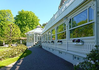 Värdshusets glasveranda.