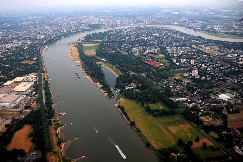 File:Vue aérienne du Rhin à Dusseldorf.jpg
