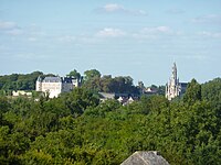 Pohled na Châteauneuf-sur-Cher s bazilikou vpravo