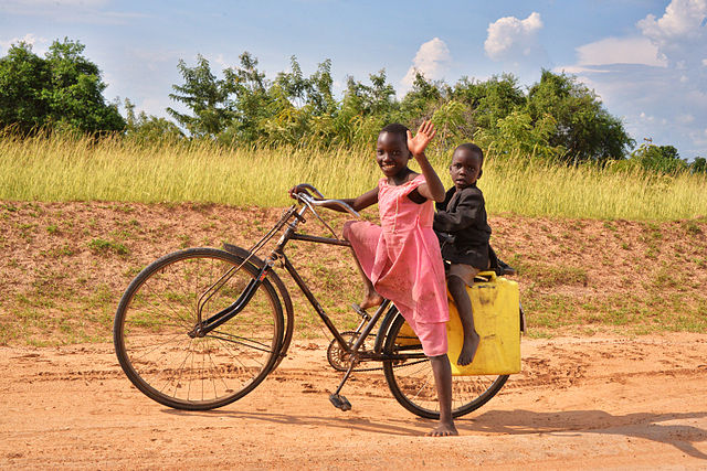 Transport d'eau en Ouganda.