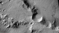火星勘测轨道飞行器背景相机显示的坑底熔岩流，熔岩在坑内流动，然后在抵达更高地面时停止。注：这是前一幅图像的放大版。