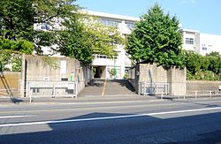 横須賀市立船越小学校の正門。歩道より撮影。