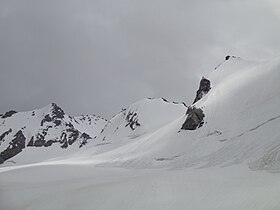 г. Гумачи и скалы Аристова (правее)