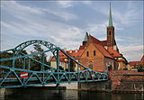 Blick auf die Dombrücke in Richtung Dominsel mit der St.-Peter-und-Paul-Kirche und der Kreuzkirche im Hintergrund