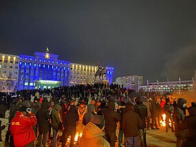 Protestující na ústředním náměstí v Aktobe (4. leden 2022)