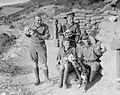 Άγγλοι αξιωματικοί περιεργάζονται τα κρανία που βρήκαν κατά την διάρκεια οχυρωματικών έργων το 1916