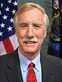 Angus King, sénateur junior de l'État, indépendant.