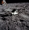 Einer von fünf zur Entfernungs­messung auf dem Mond befindlichen Retroreflektoren (Apollo 11)