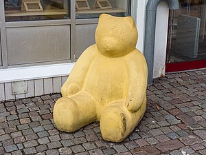 Gul teddybjörn i betong utanför stadsbiblioteket i Lysekil.