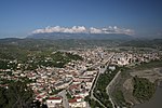 Arxa fonda Tomorr dağının göründüyü Berat şəhəri