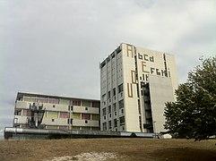 L'escalier de secours de la bibliothèque universitaire de Bordeaux-Montaigne entre le mur d'échiffre et le mur des lettres